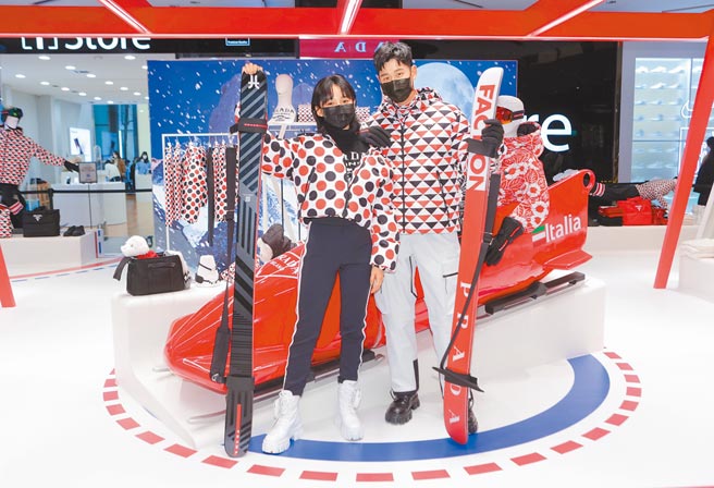 李沐（左）、周兴哲共同出席Prada On Ice期间限定店开幕，李沐身穿Prada圆点印花羽绒外套11万元、连帽围脖3万5500元、针织长裤4万8500元、Moonlith抛光皮革短靴5万6000元。周兴哲身穿Prada三角印花羽绒外套13万元、三角印花高领上衣3万1000元、机能滑雪长裤8万2000元、Moonlith抛光尼龙短靴5万6000元、针织手套1万2500元。（吴松翰摄）