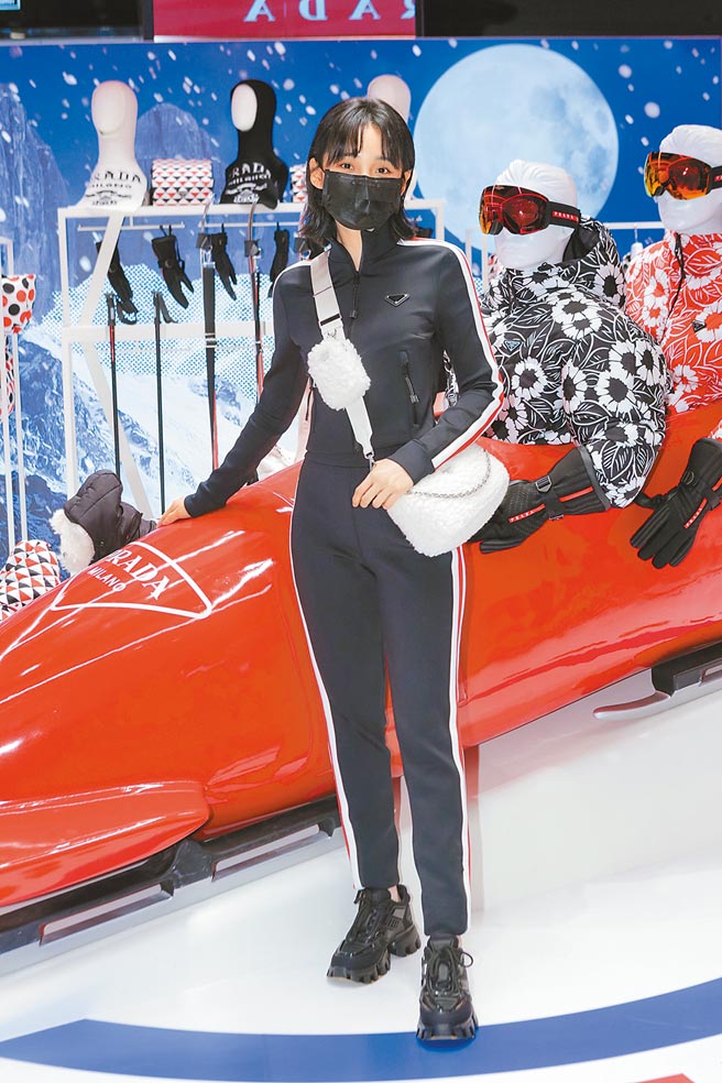 李沐换上另一身运动装束，呈现冰系女神质感。Prada针织短版外套5万5000元、紧身长裤4万8500元、Re-Edition 2005羊毛肩背包7万6000元、Cloudbust Thunder运动鞋3万8000元。（吴松翰摄）