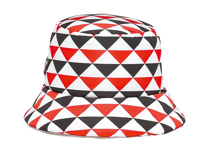 Prada三角印花渔夫帽2万1000元。（Prada提供）