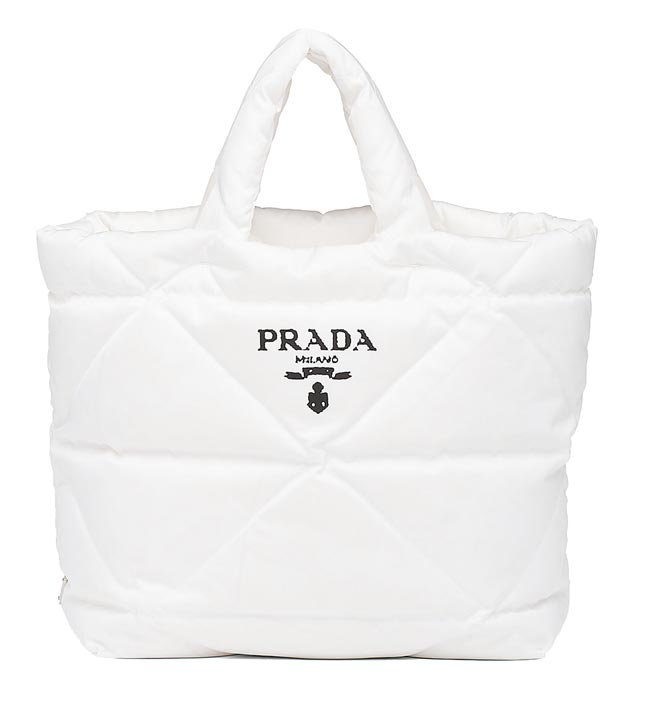 Prada白色尼龙购物袋5万8000元。（Prada提供）
