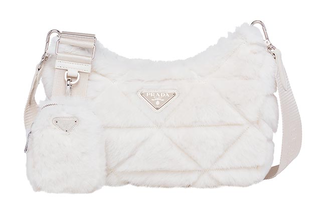 Prada白色肩背包7万6000元。（Prada提供）