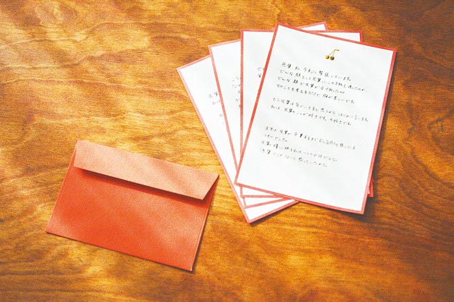 雷神巧克力「假亲笔情书」强调「爱可以偽装」展现黑色幽默。（有乐制菓提供）