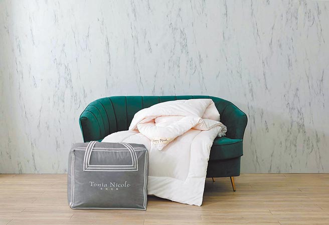 远百信义A13 Tonia Nicole－3.8折超值折扣，日本机能纤维EKS除臭发热被，原价8560元，特价3280元。（远百提供）