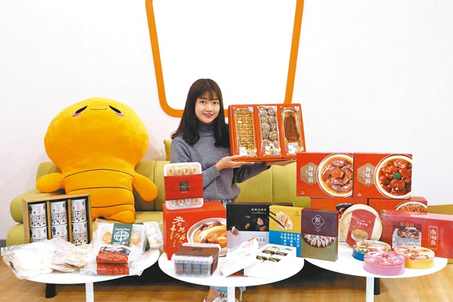 電商線上年貨大街早已於1月1日起陸續開跑，今年仍以老字號禮盒最為熱銷，高級、養生組盒更成2022年送禮趨勢。（蝦皮購物提供）