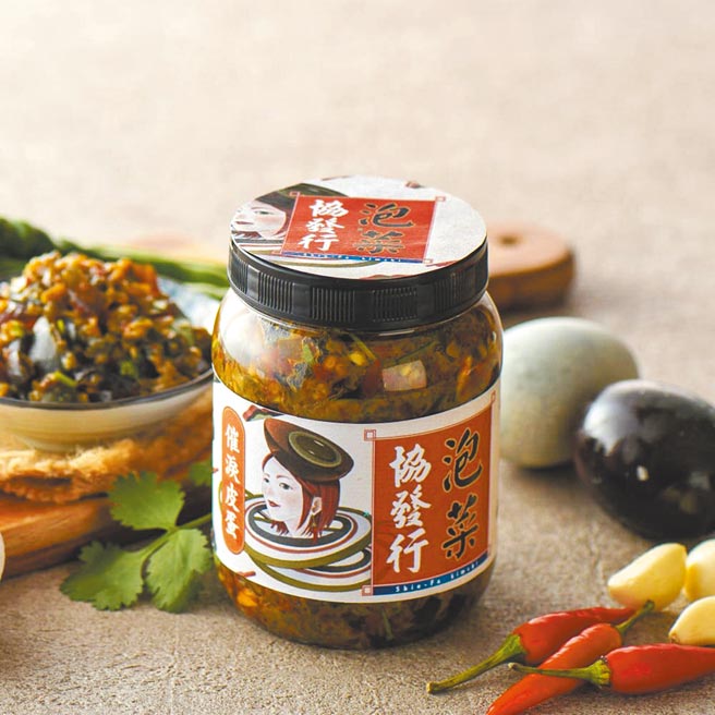 樂天市場的協發行泡菜推出樂天獨家催淚組合，催淚皮蛋、泡菜共4入，原價1360元，特價899元。（樂天市場提供）