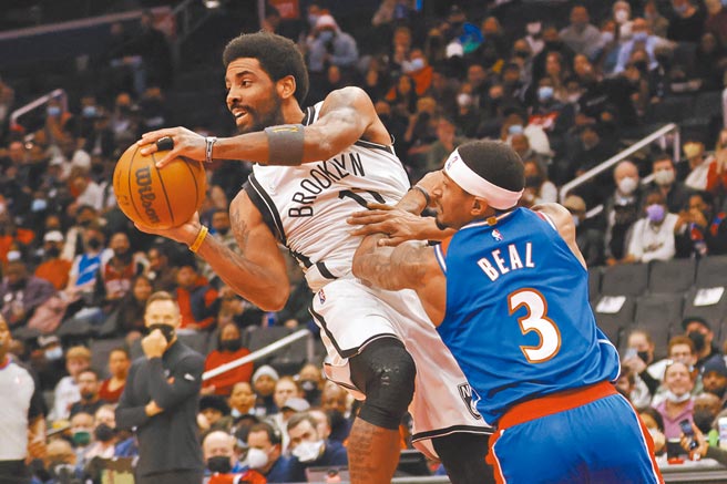 篮网后卫厄文（左）在巫师后卫毕尔防守下寻找传球对象。（路透）