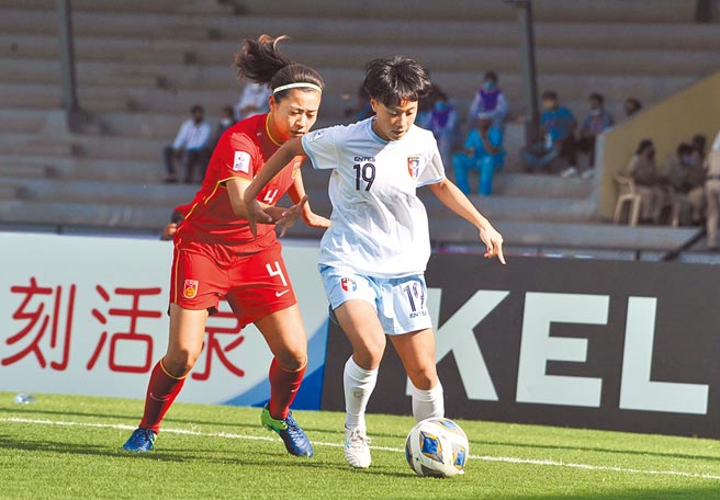 印度亚洲杯女足赛开踢，中华队前锋苏育萱（右）在大陆队后卫李佳悦防守下卡位拿球。（中华足协提供）