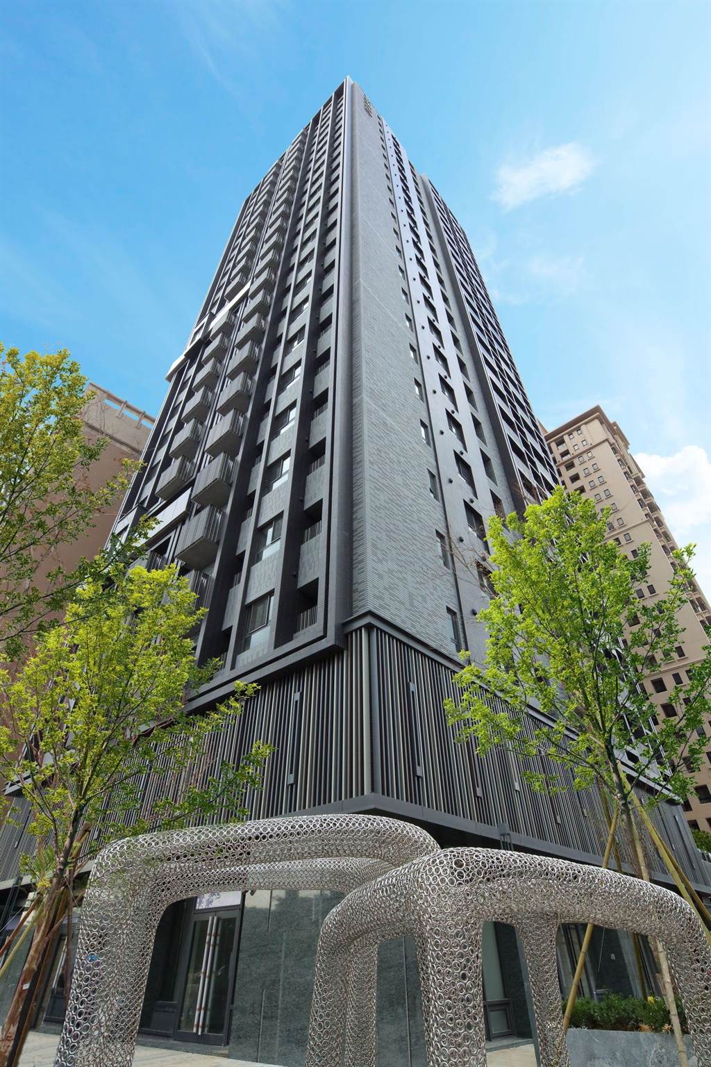 建築本業上，新業建設著重「還綠於地」的理念，每一個作品都能看見垂直綠化、友善環境的設計。（新業提供／盧金足台中傳真）