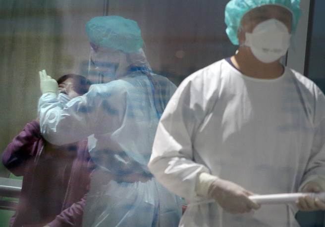 亞旭電腦一晚爆60例本土，引發各界討論。圖為民眾採檢示意圖。（本報系資料照）