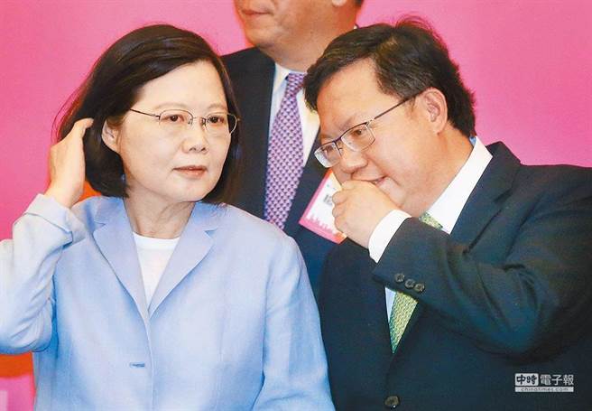 總統蔡英文（左）、桃園市市長鄭文燦（右）。鄭文燦素有「民進黨太子」之稱，這波桃園爆發的疫情，引發外界對他動向的關注。（本報資料照片）