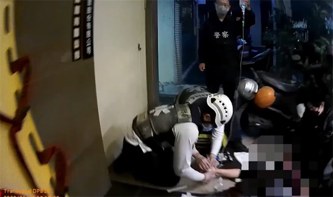 高雄一名女子疑男友用情不专，持水果刀猛刺他右颈，警消在骑楼替男方进行急救。(民眾提供)