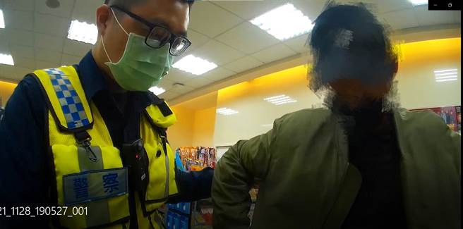 台中六分局追捕落跑車手，搜出大批提款卡。(逮志揚翻攝)