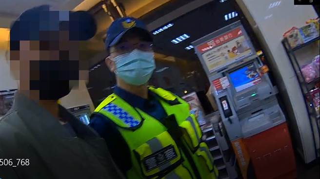 台中六分局追捕落跑車手，搜出大批提款卡。(逮志揚翻攝)