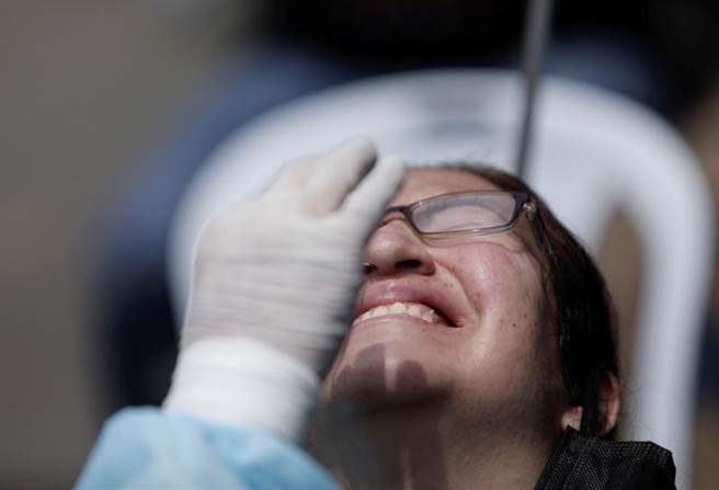 强德（Meera Chand）「迄今仍没有足够证据确定BA.2是否比Omicron BA.1，会产生更为严重的疾病；不过，数据仍相当有限，UKHSA会持续调查。由于英国的确诊数仍很高，我们需要保持警戒、接种疫苗，我们应定期进行侧流层析试纸（LFD），并在出现症状时进行核酸（PCR）检测」。