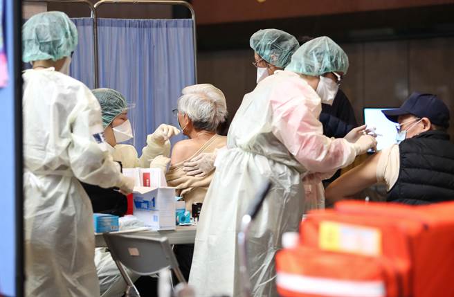 新北市政府有2名员工打完第三剂疫苗发烧，其中1名昨日PCR阴性，另1名住桃园的员工今日PCR出炉也是阴性。非新闻当事人。（示意图，陈俊吉摄）