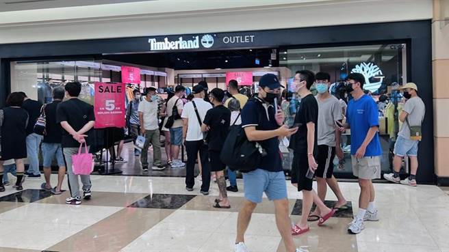 （義大Outlet Mall例假日常吸引消費人潮。圖／義大購物廣場提供）
