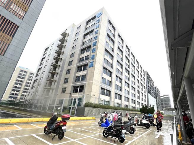 远雄自贸港区亚旭电脑厂2名移工9日前往中坜西堤用餐，12天后才发现确诊，且群聚事件已扩大至70人染疫。（范扬光摄）