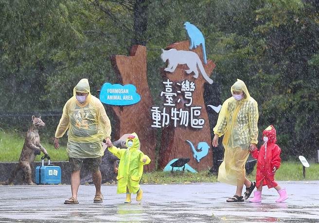 氣象專家吳德榮今天在「三立準氣象· 老大洩天機」專欄指出，最新歐洲模式模擬顯示，今日轉東南風，氣溫稍回升；中部以北及東半部有明顯降雨，南部地區的降雨也將轉大。（資料照，陳俊吉攝）