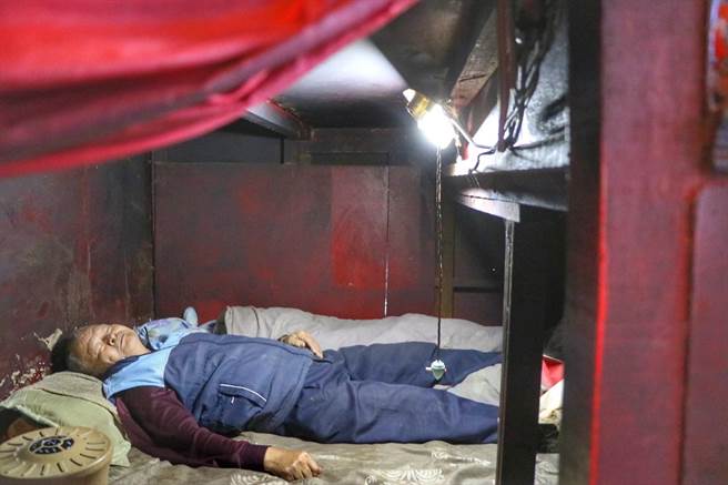 老庙公因经济困顿长期睡在神桌下方，更积欠房东1年的房租未缴。（林祈烽服务处提供）