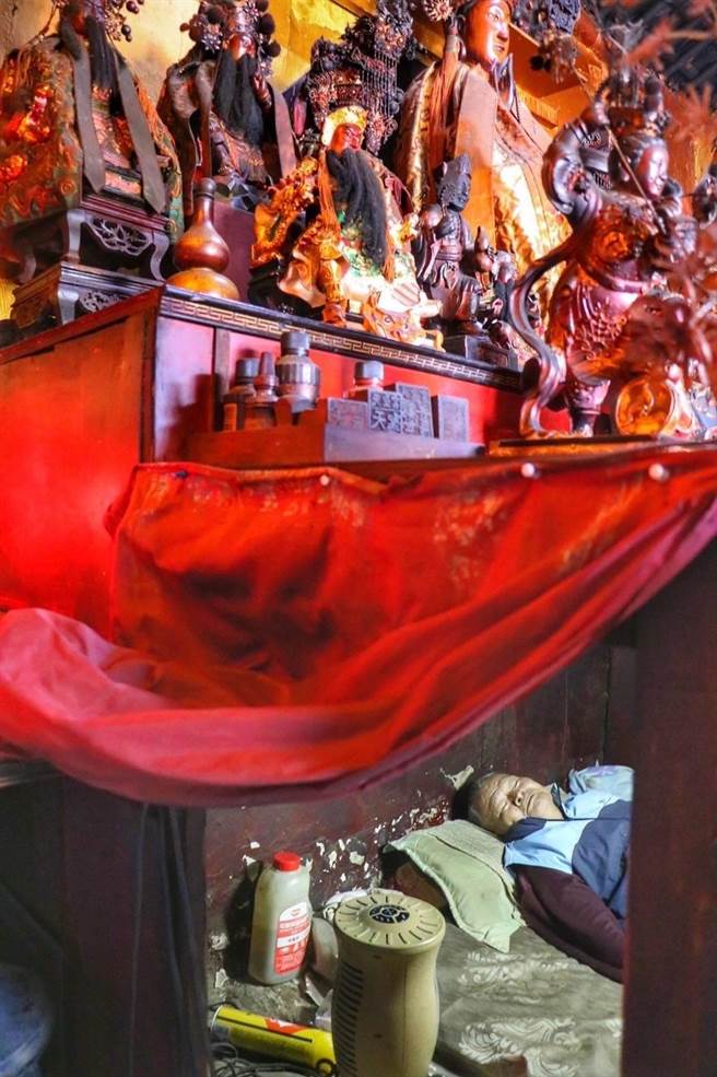 老庙公因经济困顿长期睡在神桌下方，更积欠房东1年的房租未缴。（林祈烽服务处提供）