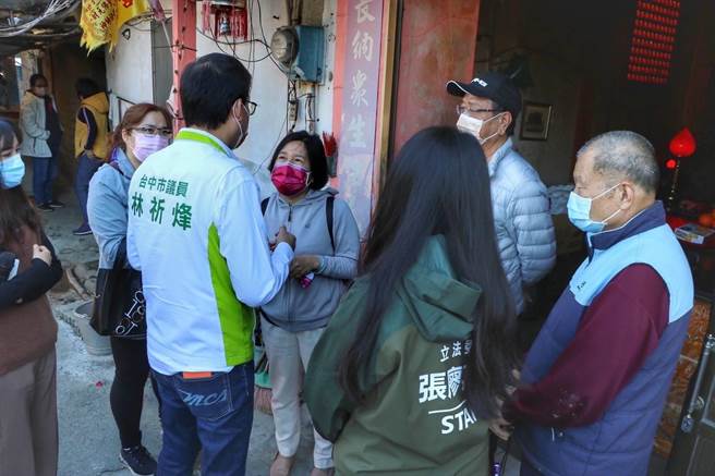 市议员林祈烽、立委张廖万坚得知消息，捐赠物资帮助林老先生，让他在寒冬中过个温馨的农历年。（林祈烽服务处提供）