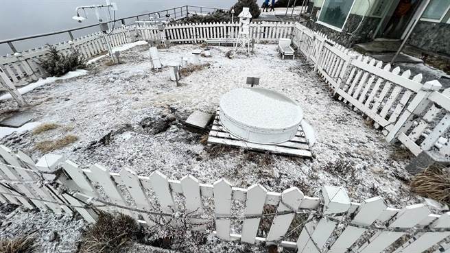 北峰氣象站地面開始積雪。（黃子明傳真）