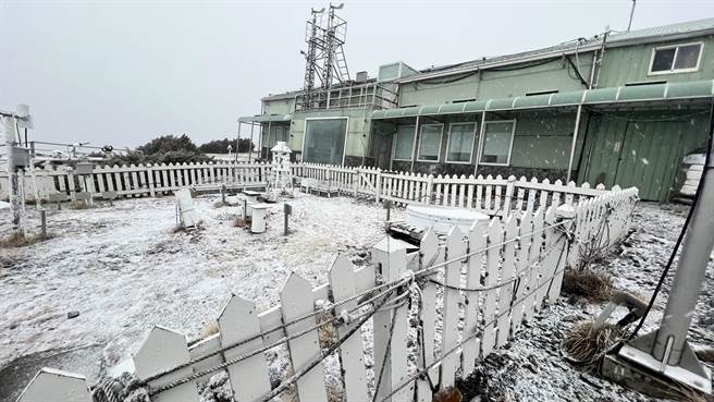 北峰氣象站地面開始積雪。（黃子明傳真）
