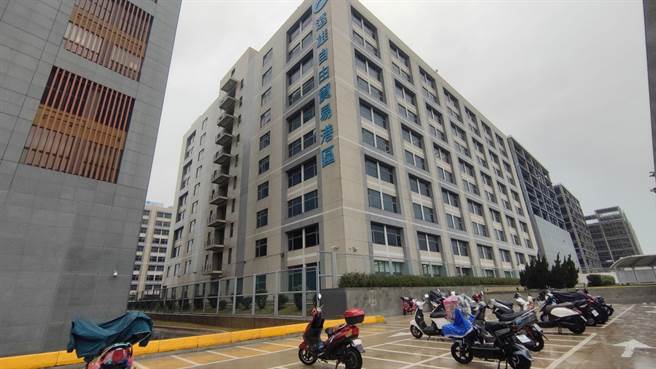 亞旭電腦桃園廠驚傳70名本國員工、移工確診，亞旭電腦桃園廠辦公地點的遠雄自由貿易港區加值區，22日仍有其他公司員工上班。（賴佑維攝）