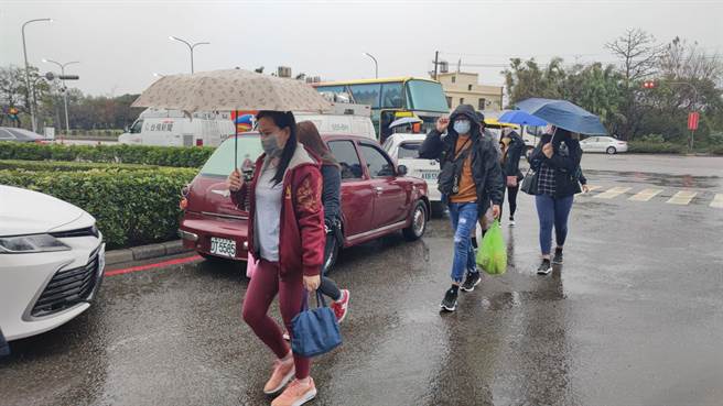 亞旭電腦桃園廠驚傳70名本國員工、移工確診，亞旭電腦桃園廠辦公地點的遠雄自由貿易港區加值區，22日仍有其他公司員工上班。（賴佑維攝）