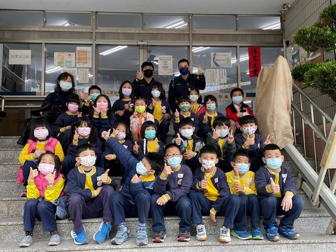 台中市北区立人国小二年三班的师生们19日到邻近台中市警第二分局立人派出所进行户外教学参访，小朋友与警察哥哥开心互动、兴奋合影。（台中市警局第二分局提供／冯惠宜台中传真）