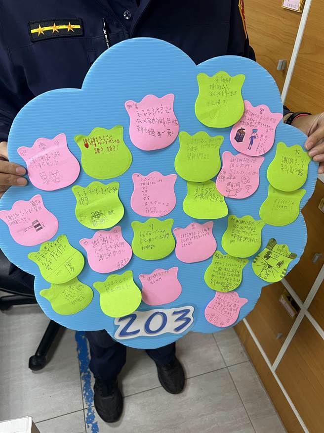 台中市北区立人国小二年三班的师生们日到邻近台中市警第二分局立人派出所进行户外教学参访，小朋友送上亲手制作的暖心感谢字卡，感谢保卫社会安全的警察哥哥姐姐！（台中市警局第二分局提供／冯惠宜台中传真）