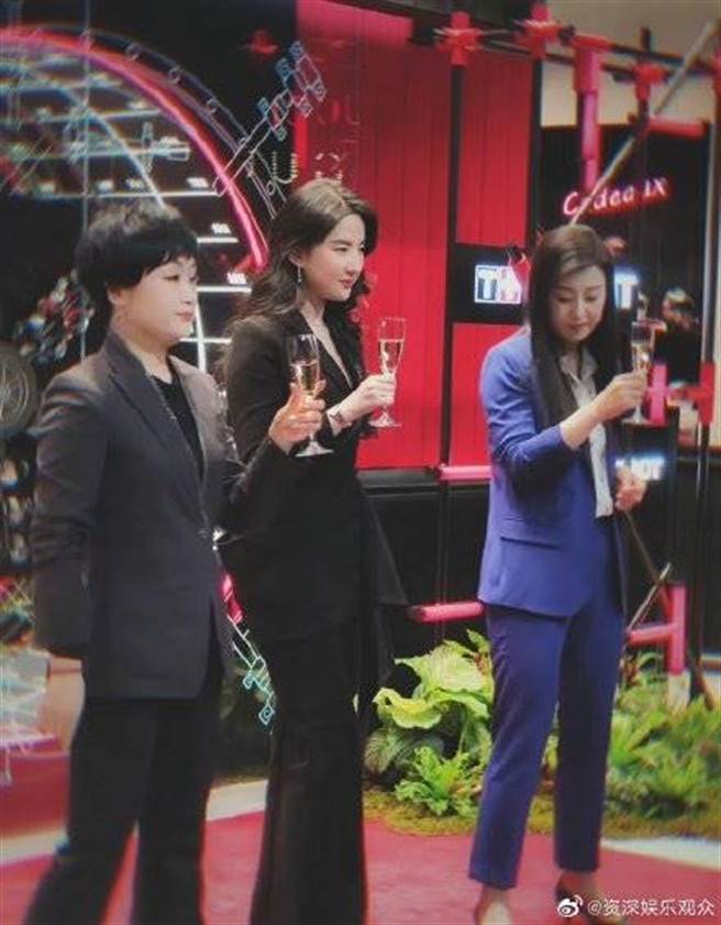 刘亦菲美腿的高度还长到身旁的女生的腰，画面超不科学。（图／取材自微博）