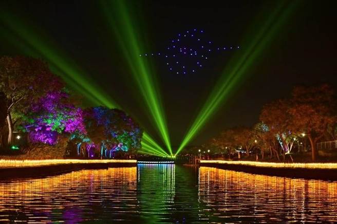 「金色葫芦墩」光艺术展演灿烂夺目的水面灯组及气势磅礡的音乐效果，吸引游客抢拍精彩画面。（台中市观旅局提供／王文吉台中传真）