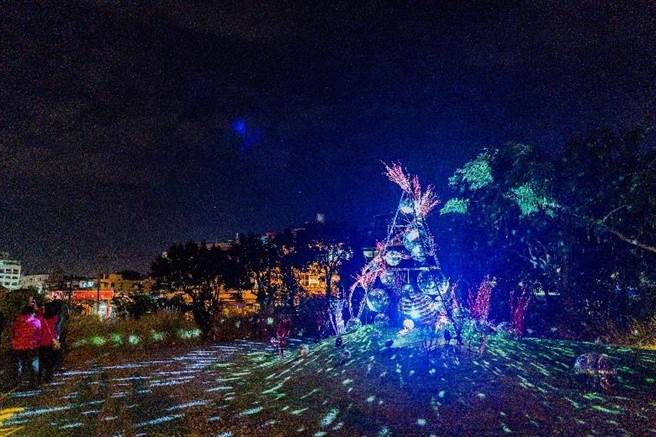 「金色葫芦墩」光艺术展演穿插绚丽的稻穗图形，传达在困境中唯有透过永不放弃的努力，才能「丰收」的意象。（台中市观旅局提供／王文吉台中传真）