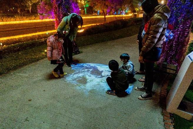 「金色葫芦墩」光艺术展演穿插绚丽的稻穗图形，传达在困境中唯有透过永不放弃的努力，才能「丰收」的意象。（台中市观旅局提供／王文吉台中传真）