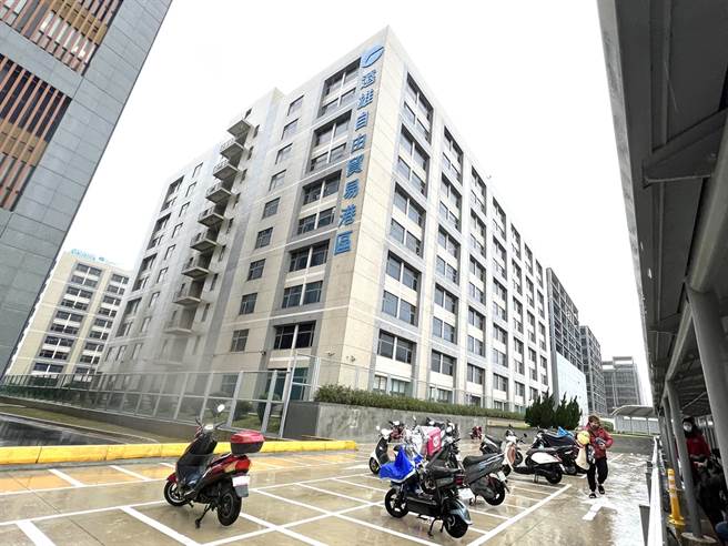 遠雄自貿港區亞旭電腦廠2名移工9日前往中壢西堤用餐，12天後才發現確診，指揮中心21日證實，全廠1005人篩檢後增加多名案例確診。22日仍有民眾前往園區上班。（范揚光攝）