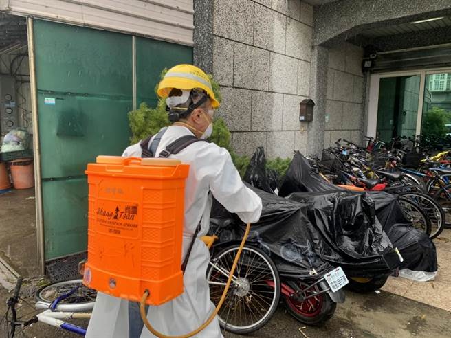 桃园市亚旭移工宿舍清洁队员前往清消。（读者提供）