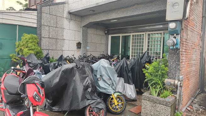 居民提及亚旭移工宿舍，指很少和移工接触，加上做好防疫不会怕。（赖佑维摄）