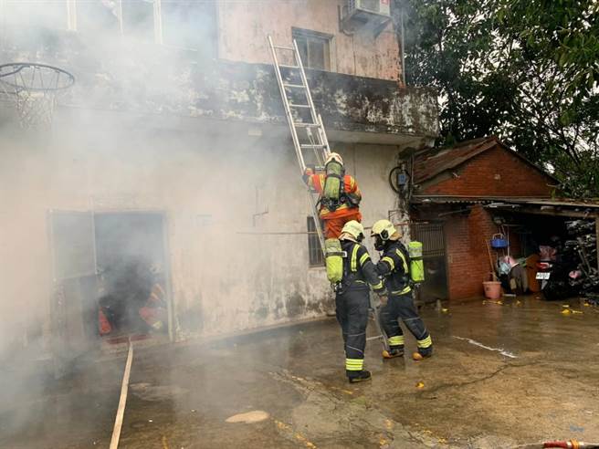 救灾人员迅速架好美式双节梯并以水线防护，登梯救援受困2楼的民眾。（观音分队提供／陈梦茹桃园传真）