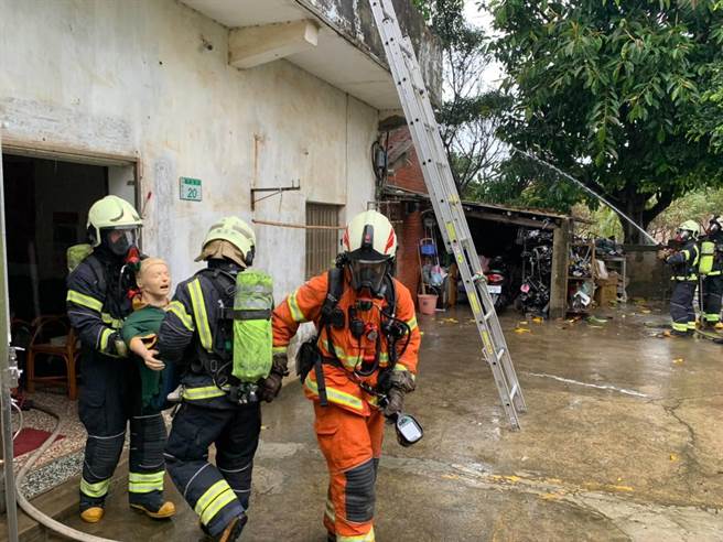 入室进行人命搜救后，成功带出1名在卧室昏倒的长者。（观音分队提供／陈梦茹桃园传真）