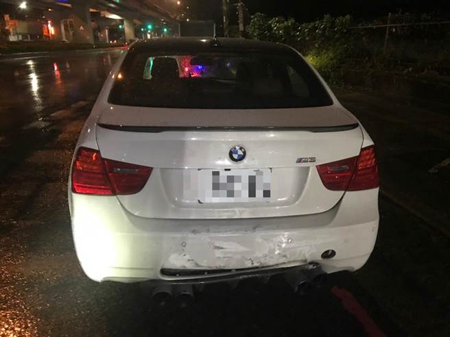 疑变换车道遭后方小货车撞 ，驾驶爆气持美工刀理论遭警逮（翻摄照片／戴上容新北传真）