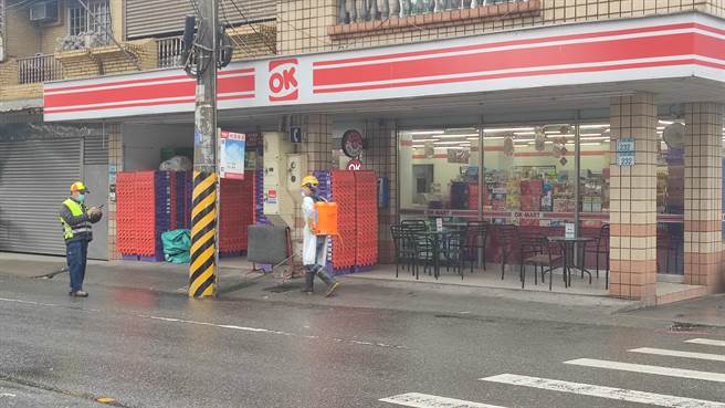 桃园市环保局紧急前往亚旭移工宿舍消毒，一处超商位于宿舍旁，也是消毒范围。（赖佑维摄）