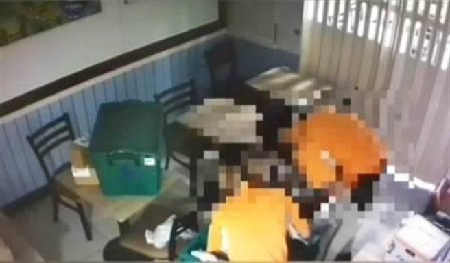 一对20多岁在物流公司上班的年轻情侣檔，利用配送过程，擅自拆解包裹，窃走里头的手机、保养品等贵重物品，再拿去变卖牟利，不法获利约10万元许。（吉安警分局提供／罗亦晽花莲传真）