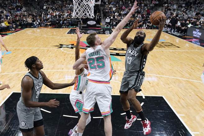 哈登(右)努力閃過對方封阻嘗試上籃。(美聯社)