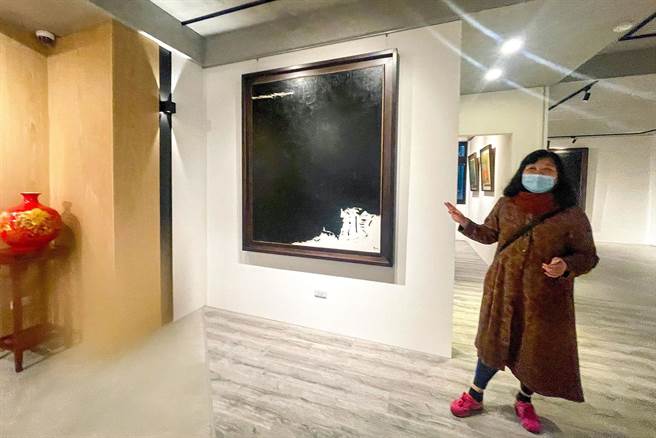 王攀元紀念館中還有展出他97歲的畫作「英雄淚」，王攀元的小女兒王多慈說，「英雄淚」是她父親生前最後一幅作品。（李忠一攝）