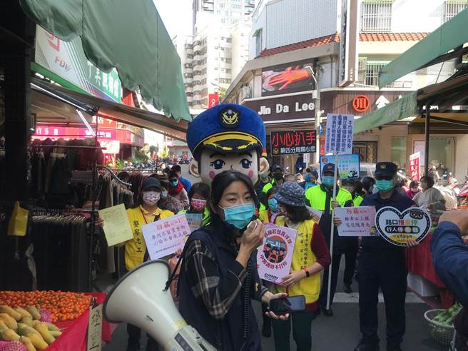 農曆春節將屆，市場湧現趕辦年貨人潮！警方手持大聲公及宣導牌進入南屯市場提醒民眾小心扒手。（警方提供）