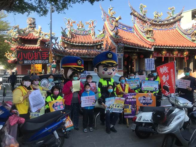 南屯市場為南屯區最具代表的傳統早市，結合三級古蹟媽祖廟等，警方進行春節安全宣導，聲勢浩大。（警方提供）