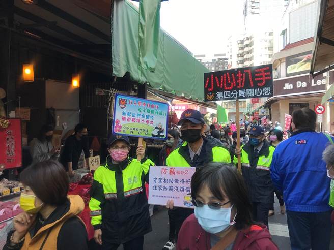 南屯市場為南屯區最具代表的傳統早市，結合三級古蹟媽祖廟等，警方進行春節安全宣導，聲勢浩大。（警方提供）