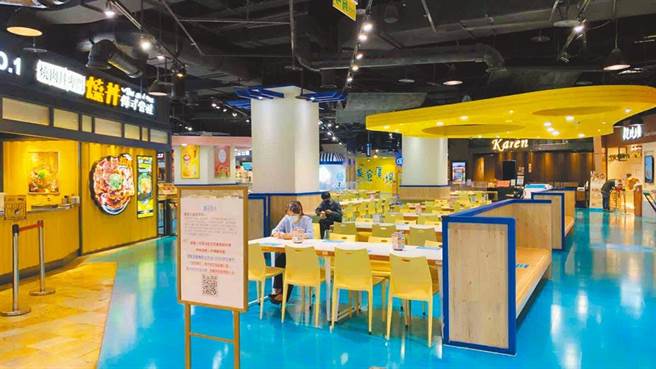 高雄夢時代今休館一天。圖為去年三級警戒期間，美食街空蕩景象。（資料照）