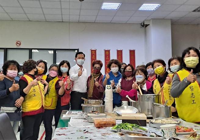 太平警分局坪林志工分队分队长连锦凤、坪林警友站站长陈俊达、总干事洪朝仁及志工妈妈们于日前特别准备拿手好菜及小点心与派出所员警一同共享。（台中市太平警分局提供／冯惠宜台中传真）